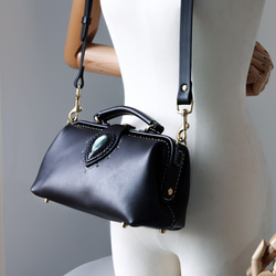 天然石材與皮革的結合，大受歡迎！這款橫扣包是一款純手工縫製的女士皮革單肩包，秋冬夏季皆宜。 第12張的照片