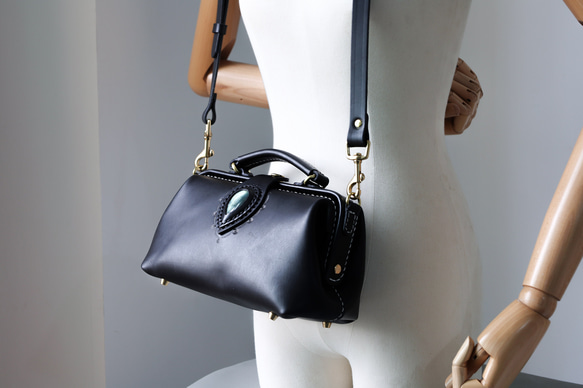 天然石材與皮革的結合，大受歡迎！這款橫扣包是一款純手工縫製的女士皮革單肩包，秋冬夏季皆宜。 第12張的照片