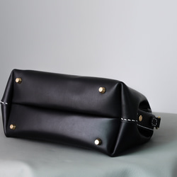 天然石材與皮革的結合，大受歡迎！這款橫扣包是一款純手工縫製的女士皮革單肩包，秋冬夏季皆宜。 第6張的照片