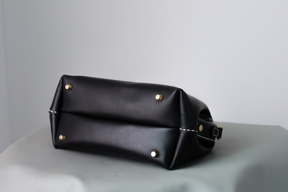 天然石材與皮革的結合，大受歡迎！這款橫扣包是一款純手工縫製的女士皮革單肩包，秋冬夏季皆宜。 第6張的照片