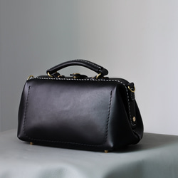 天然石材與皮革的結合，大受歡迎！這款橫扣包是一款純手工縫製的女士皮革單肩包，秋冬夏季皆宜。 第5張的照片