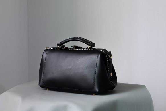 天然石材與皮革的結合，大受歡迎！這款橫扣包是一款純手工縫製的女士皮革單肩包，秋冬夏季皆宜。 第5張的照片