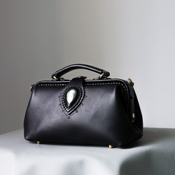 天然石材與皮革的結合，大受歡迎！這款橫扣包是一款純手工縫製的女士皮革單肩包，秋冬夏季皆宜。 第2張的照片