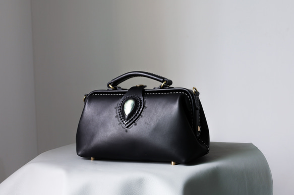 天然石材與皮革的結合，大受歡迎！這款橫扣包是一款純手工縫製的女士皮革單肩包，秋冬夏季皆宜。 第2張的照片