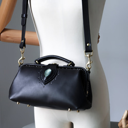 天然石材與皮革的結合，大受歡迎！這款橫扣包是一款純手工縫製的女士皮革單肩包，秋冬夏季皆宜。 第11張的照片