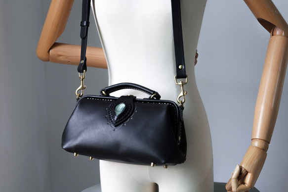 天然石材與皮革的結合，大受歡迎！這款橫扣包是一款純手工縫製的女士皮革單肩包，秋冬夏季皆宜。 第11張的照片
