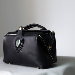 天然石材與皮革的結合，大受歡迎！這款橫扣包是一款純手工縫製的女士皮革單肩包，秋冬夏季皆宜。 第10張的照片