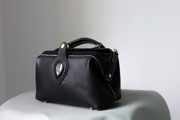 天然石材與皮革的結合，大受歡迎！這款橫扣包是一款純手工縫製的女士皮革單肩包，秋冬夏季皆宜。 第10張的照片