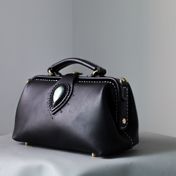 天然石材與皮革的結合，大受歡迎！這款橫扣包是一款純手工縫製的女士皮革單肩包，秋冬夏季皆宜。 第4張的照片