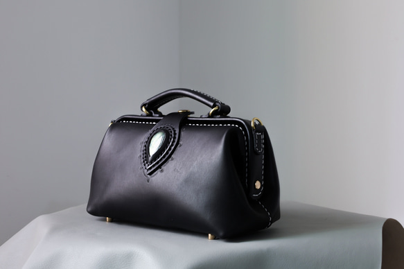 天然石材與皮革的結合，大受歡迎！這款橫扣包是一款純手工縫製的女士皮革單肩包，秋冬夏季皆宜。 第4張的照片