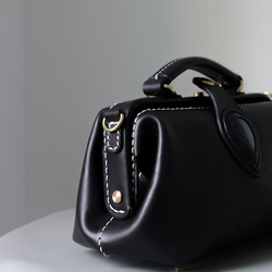 天然石材與皮革的結合，大受歡迎！這款橫扣包是一款純手工縫製的女士皮革單肩包，秋冬夏季皆宜。 第9張的照片