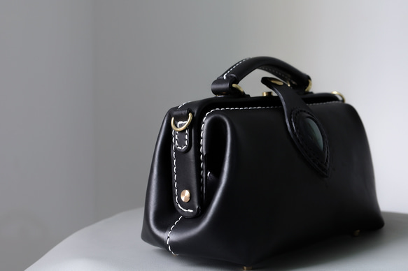 天然石材與皮革的結合，大受歡迎！這款橫扣包是一款純手工縫製的女士皮革單肩包，秋冬夏季皆宜。 第9張的照片