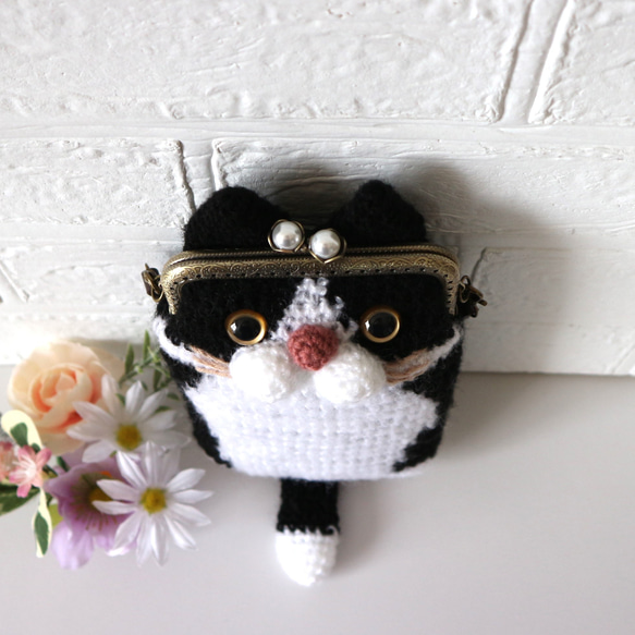 手編みニットのかわいいハチハレ猫ちゃんの　がま口のスマホポシェット（ブラック） 7枚目の画像