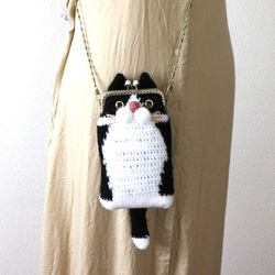 手編みニットのかわいいハチハレ猫ちゃんの　がま口のスマホポシェット（ブラック） 11枚目の画像