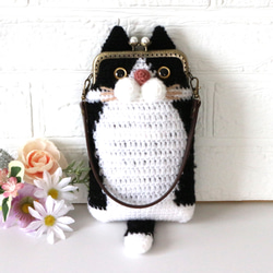 手編みニットのかわいいハチハレ猫ちゃんの　がま口のスマホポシェット（ブラック） 3枚目の画像