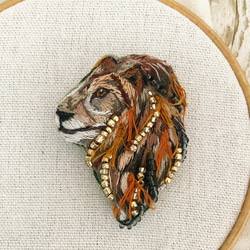受注制作　動物の王様ライオン　刺繍　ブローチ 3枚目の画像