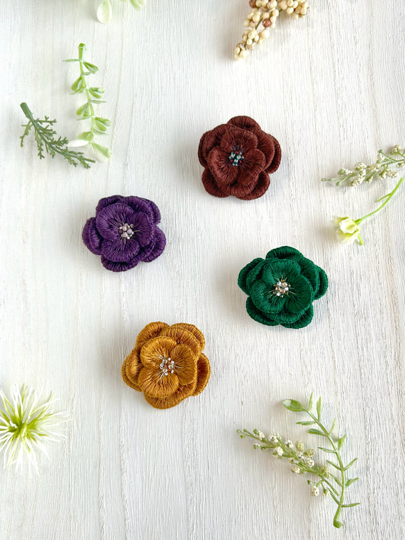 受注制作　ふっくらお花の刺繍ブローチ　新色 1枚目の画像