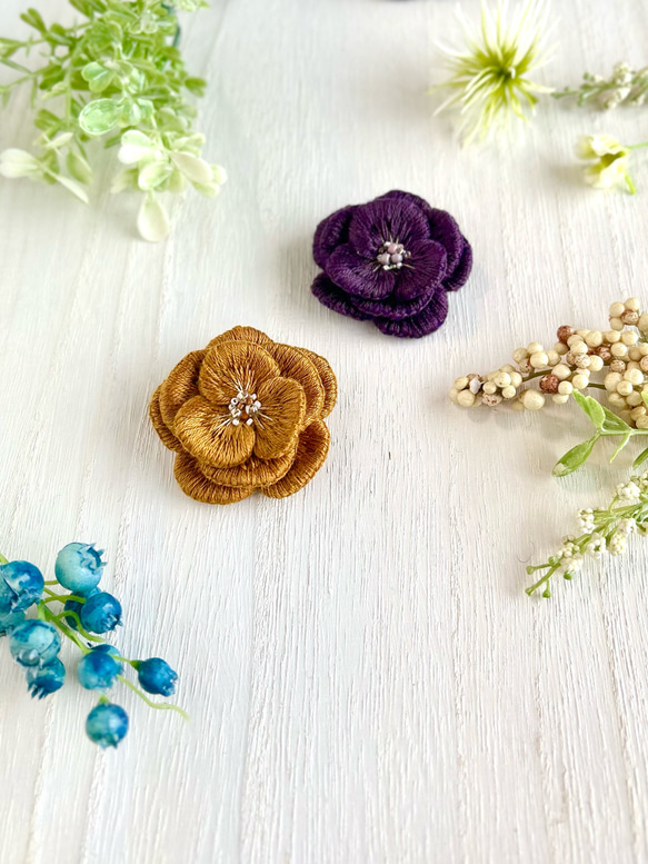 受注制作　ふっくらお花の刺繍ブローチ　新色 3枚目の画像