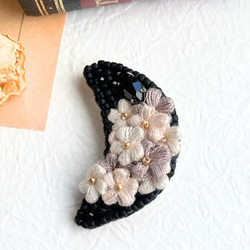 【今宵の月】「朧」刺繍糸のふんわりお花とビーズ刺繍の朧月フォーマルにも　ブローチ 1枚目の画像