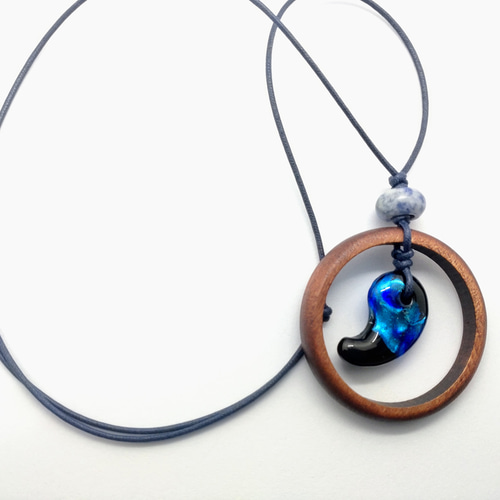 ホタルガラスの勾玉とウッドフレームのネックレス ネックレス