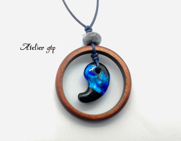 ホタルガラスの勾玉とウッドフレームのネックレス ネックレス