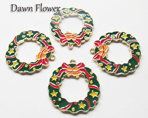 D-0891】クリスマスのリースのチャーム 27×26mm ハンドメイドパーツ