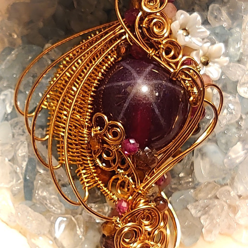 輝く十字★70ct スタールビー★マクラメペンダント ruby020 大玉15 宝石質 合成スタールビー 妖精ペンダント ペンダント