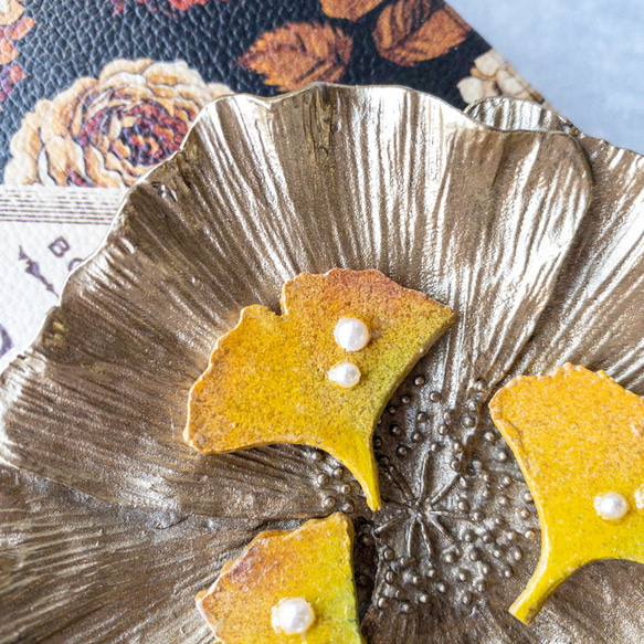 秋　イチョウ（銀杏の葉）とパールの陶土ブローチ 2枚目の画像