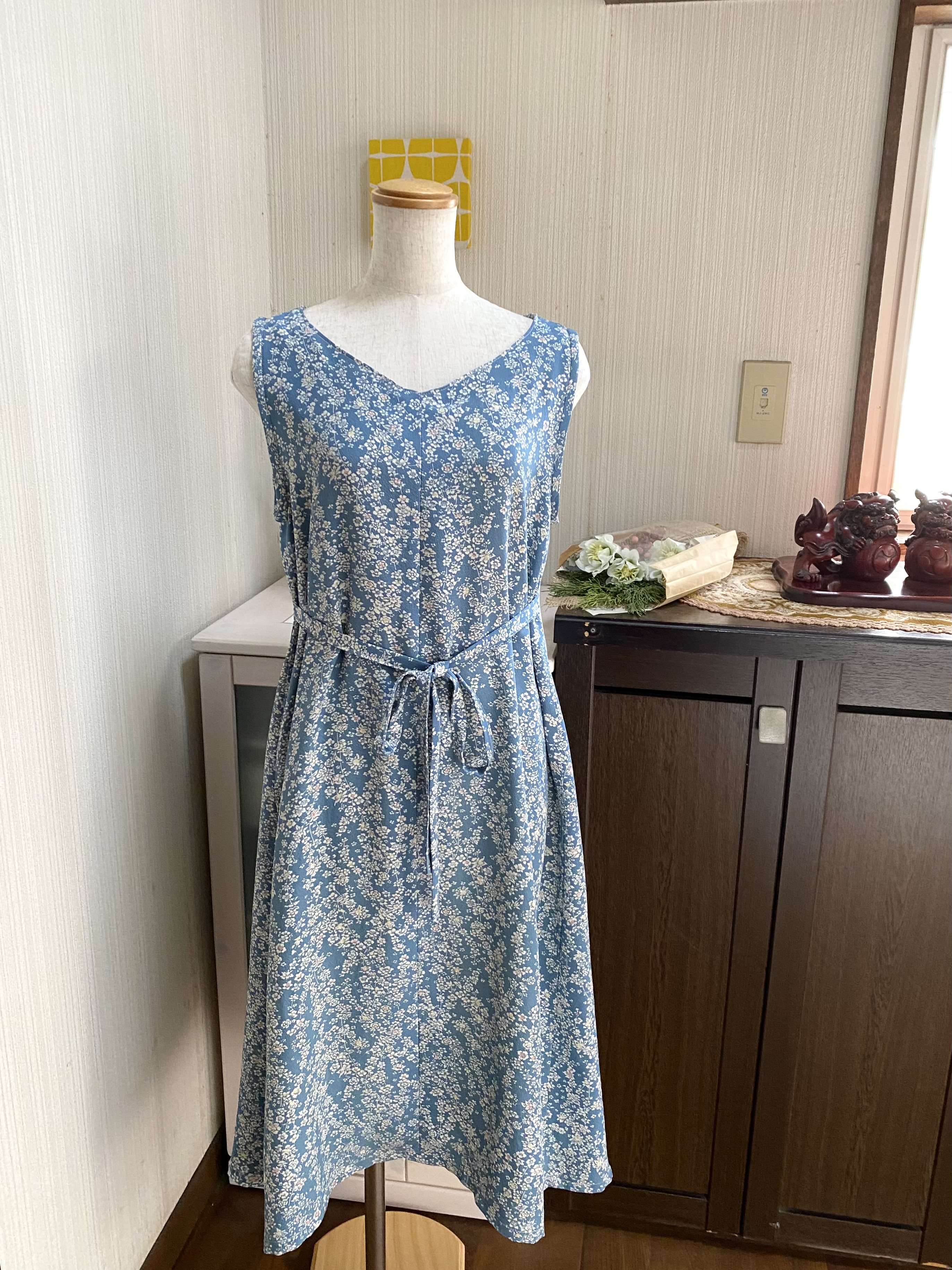 絹 小紋 Aラインワンピース Mサイズ 水色に白小花模様 着物