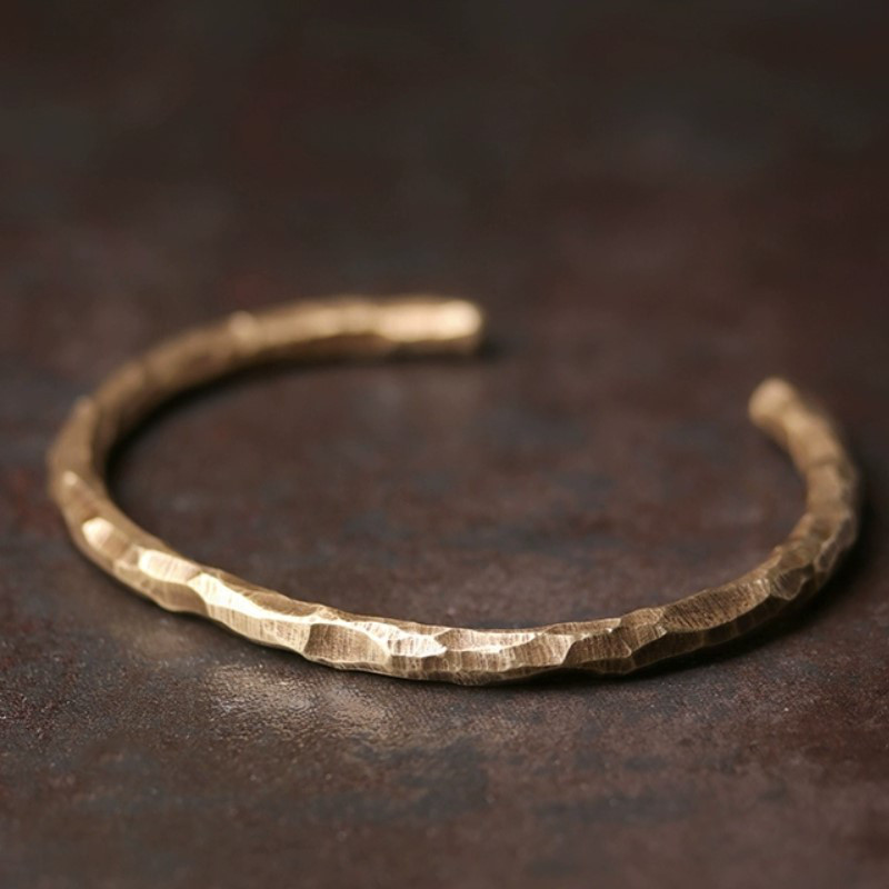 美しさと高級感を兼ね備えた、繊細な黄銅バングル B051