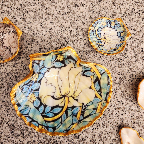 ゴールドの貝殻トリンケットディッシュ、ウィリアム・モリスの貝殻