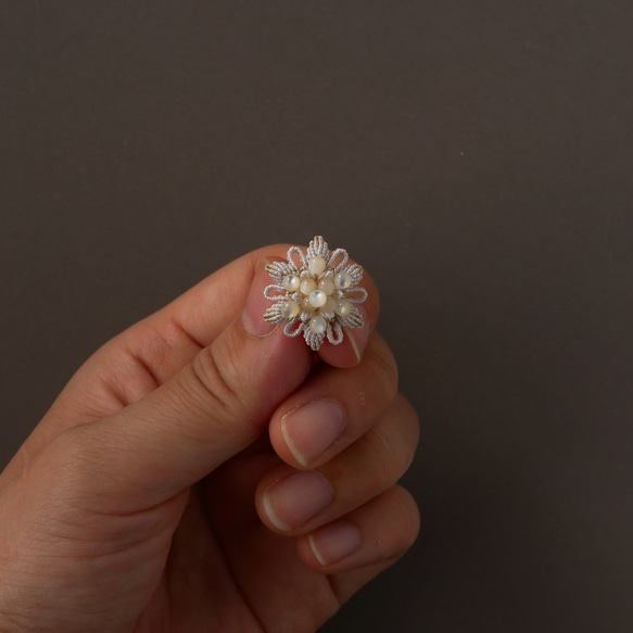 【在庫限り】八重の花＊白茶色(シルクマクラメのイヤリング) 3枚目の画像