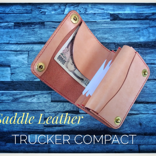 お札を折らないで収納◇トラッカー ショートウォレット◇ サドル  