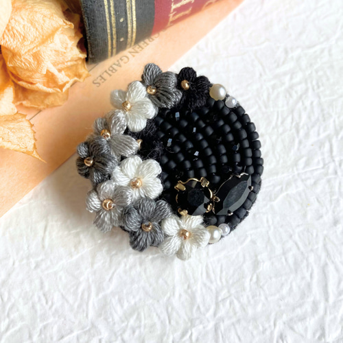 今宵の月】「新月」刺繍糸のふんわりお花とビーズ刺繍の新月