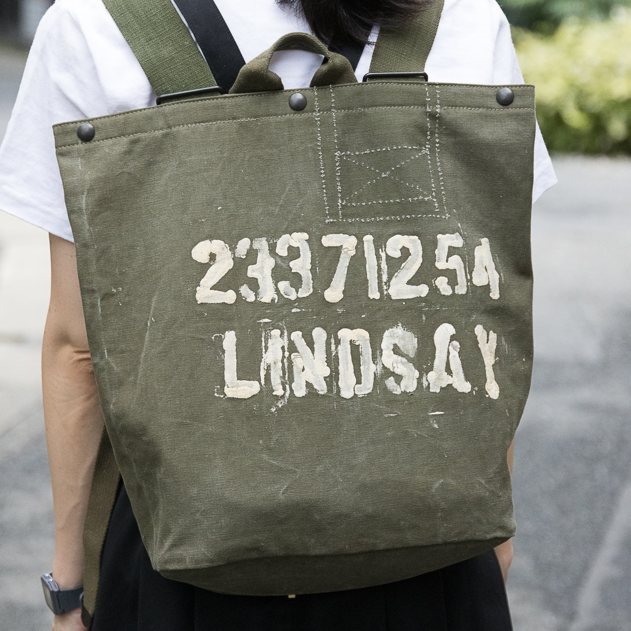 褪色した生地に雰囲気のあるステンシルが残る、50’s イギリス軍ヴィンテージキャンバスバックパックIND1480