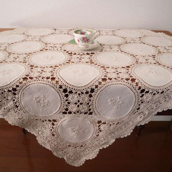 フランスの手仕事/エクリュ色 お花の白糸手刺繍の円形生地25パーツを手編みレースで繋いだテーブルクロス (ヴィンテージ) 7枚目の画像