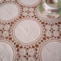 フランスの手仕事/エクリュ色 お花の白糸手刺繍の円形生地25パーツを手編みレースで繋いだテーブルクロス (ヴィンテージ) 9枚目の画像