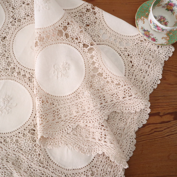 フランスの手仕事/エクリュ色 お花の白糸手刺繍の円形生地25パーツを手編みレースで繋いだテーブルクロス (ヴィンテージ) 14枚目の画像