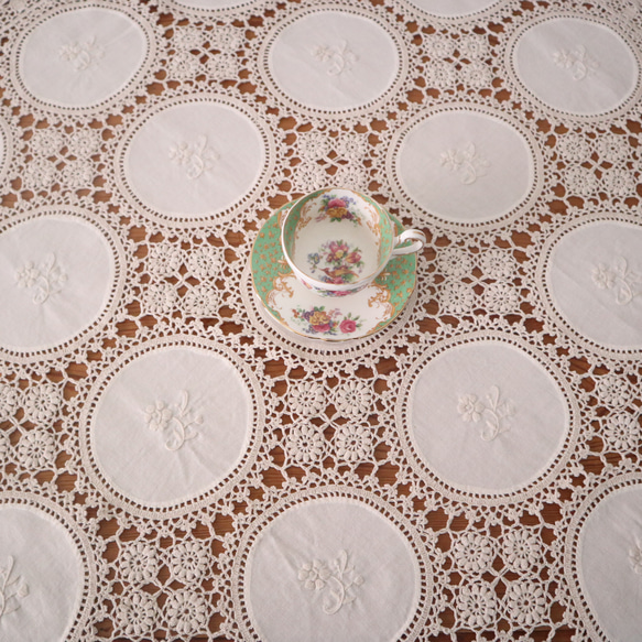 フランスの手仕事/エクリュ色 お花の白糸手刺繍の円形生地25パーツを手編みレースで繋いだテーブルクロス (ヴィンテージ) 10枚目の画像