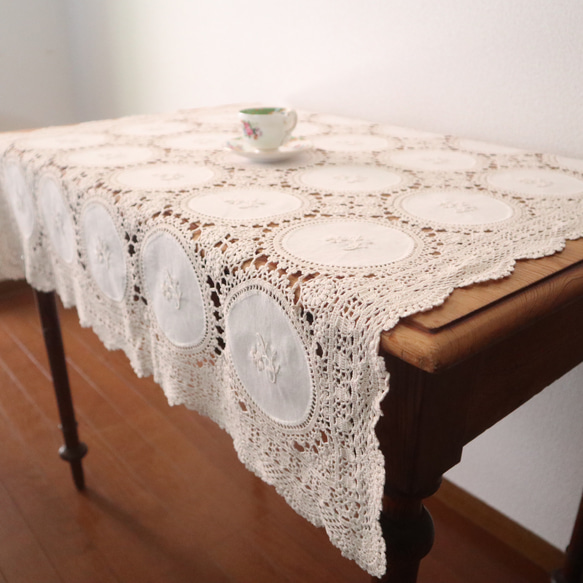 フランスの手仕事/エクリュ色 お花の白糸手刺繍の円形生地25パーツを手編みレースで繋いだテーブルクロス (ヴィンテージ) 6枚目の画像