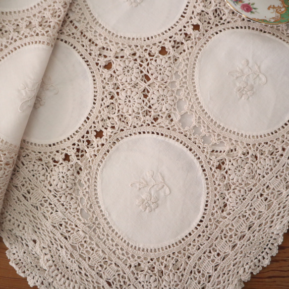 フランスの手仕事/エクリュ色 お花の白糸手刺繍の円形生地25パーツを手編みレースで繋いだテーブルクロス (ヴィンテージ) 18枚目の画像