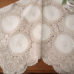 フランスの手仕事/エクリュ色 お花の白糸手刺繍の円形生地25パーツを手編みレースで繋いだテーブルクロス (ヴィンテージ) 15枚目の画像