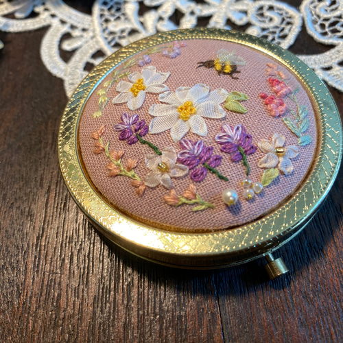ハチ お花畑 ミラー 手鏡 ハンドメイド リボン刺繍 手刺繍 刺繍