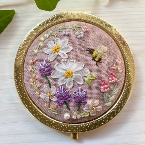 ハチ お花畑 ミラー 手鏡 ハンドメイド リボン刺繍 手刺繍 刺繍