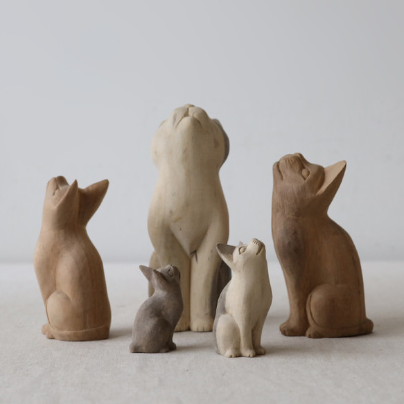 ⁑ラスト２　５匹セット　天然無垢ウッド　木彫り 見上げる猫一家  ネコ インテリア上を向く顔をあげるW76A 5枚目の画像