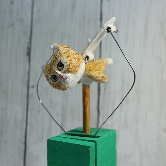 羽ばたく木彫り猫　チャトラ 6枚目の画像