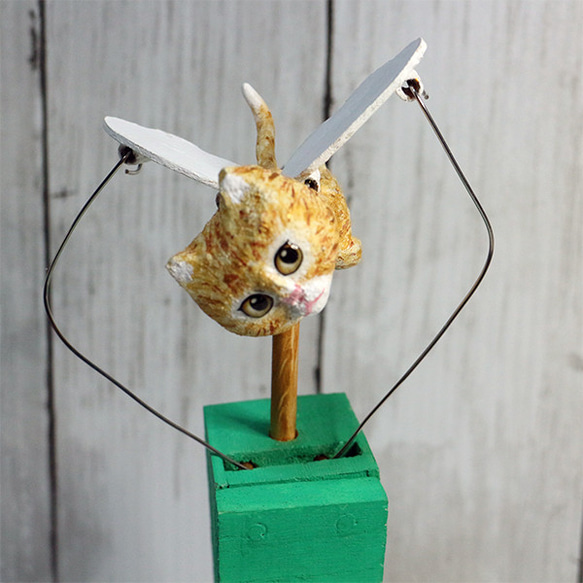 羽ばたく木彫り猫　チャトラ 4枚目の画像