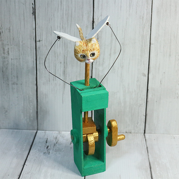 羽ばたく木彫り猫　チャトラ