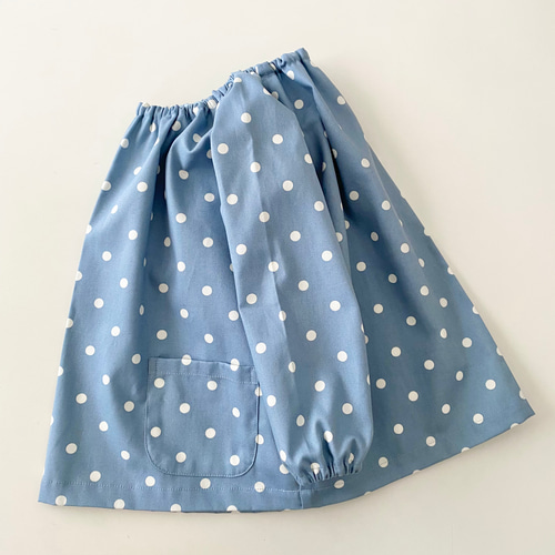 くすみブルーのドットスモック 長袖 100、110サイズ 水玉 その他入園