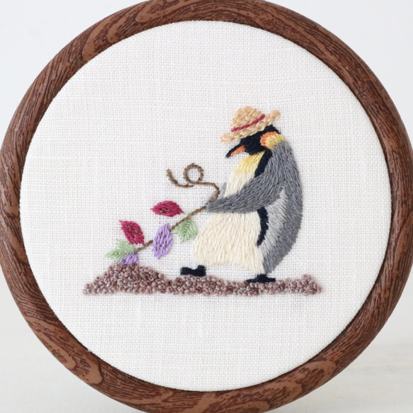 ペンギンのお芋掘り　手刺繍パネル［受注制作］ 2枚目の画像